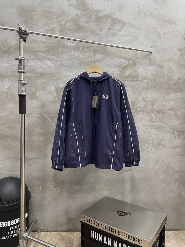 款号#S592 Balenciaga 巴黎世家 25Ss 涂鸦喷漆藏青半环刺绣冲锋衣夹克外套 官网同步 面料定制消光塔丝隆冲锋衣专业面料原版一致 加三防涂层工艺