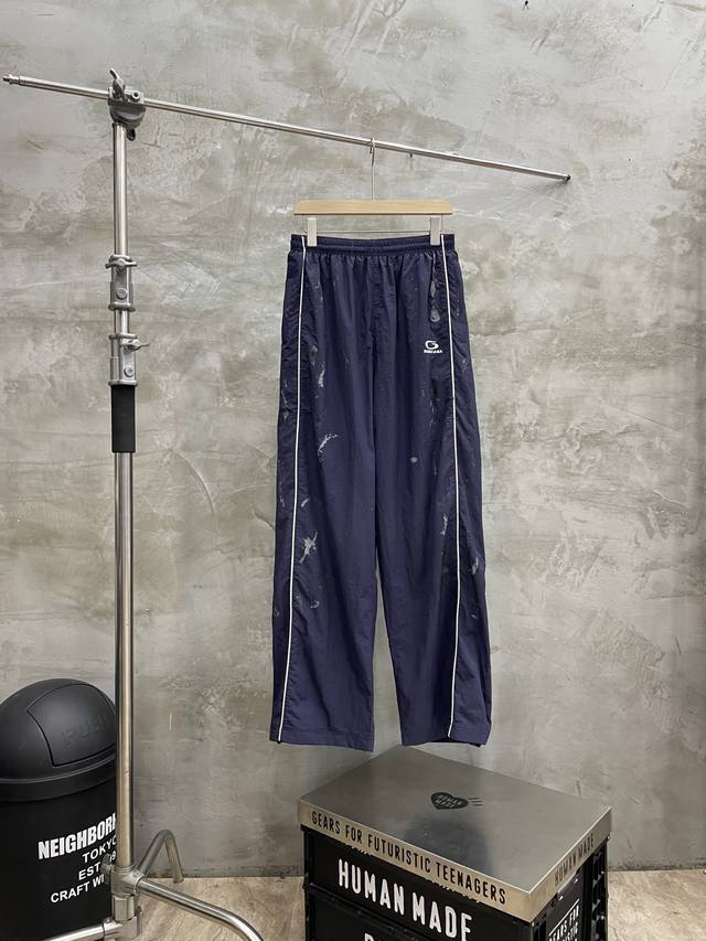 款号#S591 Balenciaga 巴黎世家 25Ss 涂鸦喷漆藏青半环刺绣运动长裤 官网同步 面料采用消光塔丝隆面料 原版一致 防水涂层 还原原版 内里采用