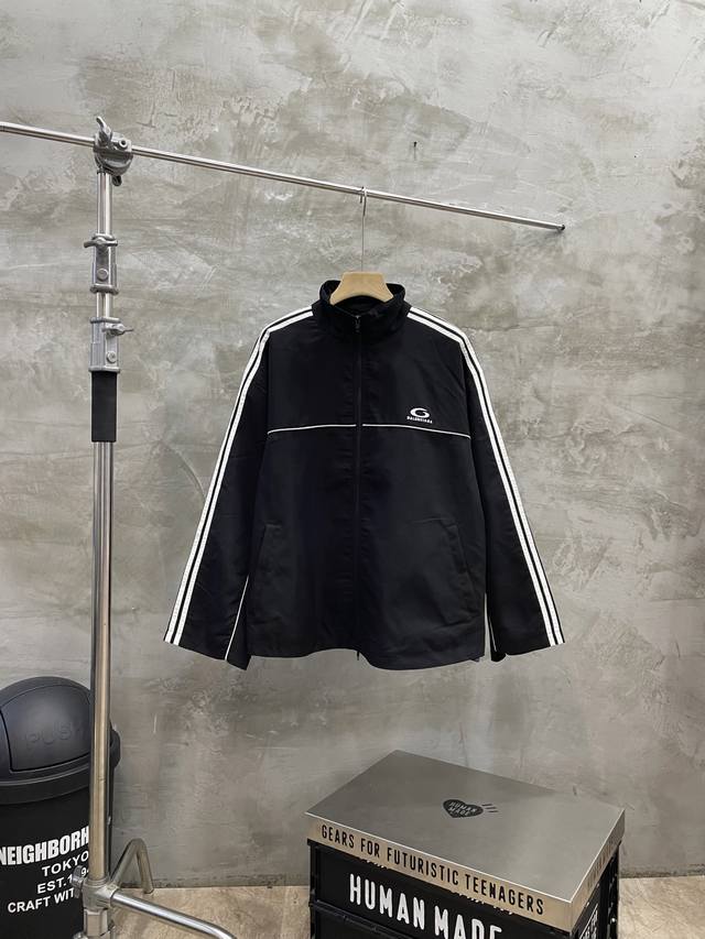 款号#S589 Balenciaga 巴黎世家 25Ss Blcg 五道杠半环刺绣织带冲锋衣夹克外套 官网同步 面料定制消光塔丝隆冲锋衣专业面料原版一致 加三防