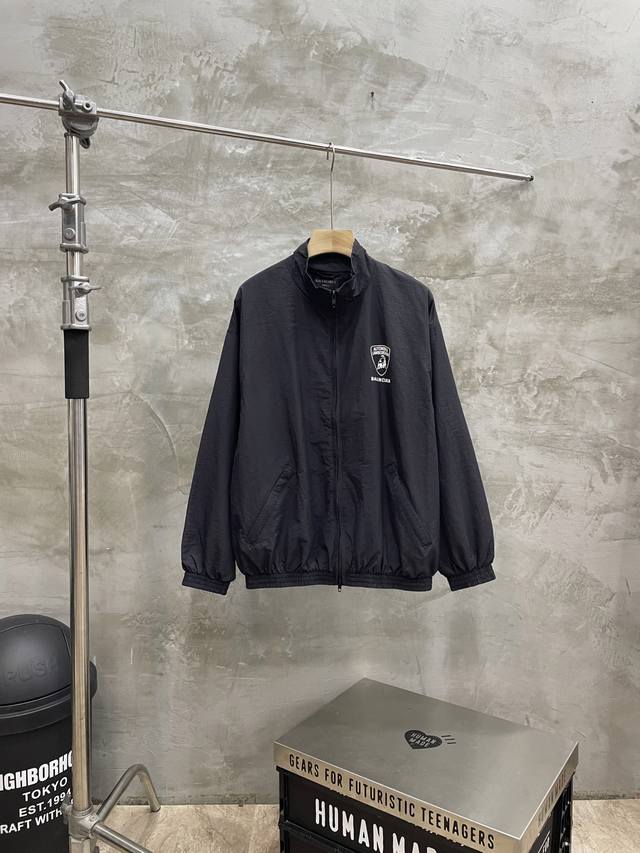 款号#S587 Balenciaga 巴黎世家 Blcg 25Ss 71兰博基尼联名印花防水冲锋衣夹克外套 正确版本 定制消光塔丝隆冲锋衣面料 面料整体做防水涂