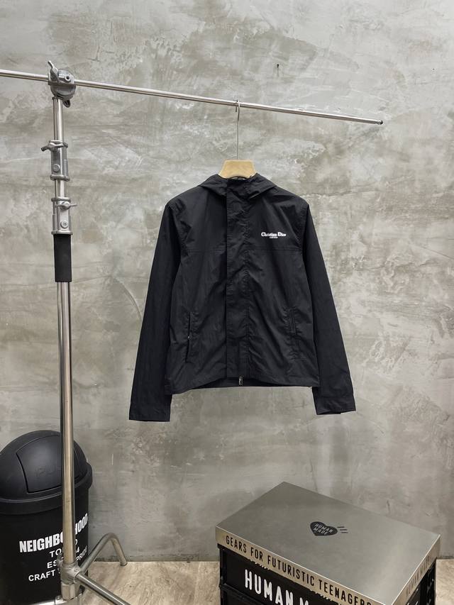 款号#S582 Christian Dior 迪奥 Cd 25Ss 模糊字母康丽数码直喷印花冲锋衣夹克外套 正确版本 定制消光塔丝隆冲锋衣面料 4级防泼水工艺