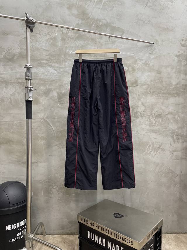 款号#S580 巴黎世家 Balenciaga Blcg 25Ss 79红条曼联刺绣运动套装裤子 正确版本 定制消光塔丝隆冲锋衣面料 面料经过防水涂层工艺 内里