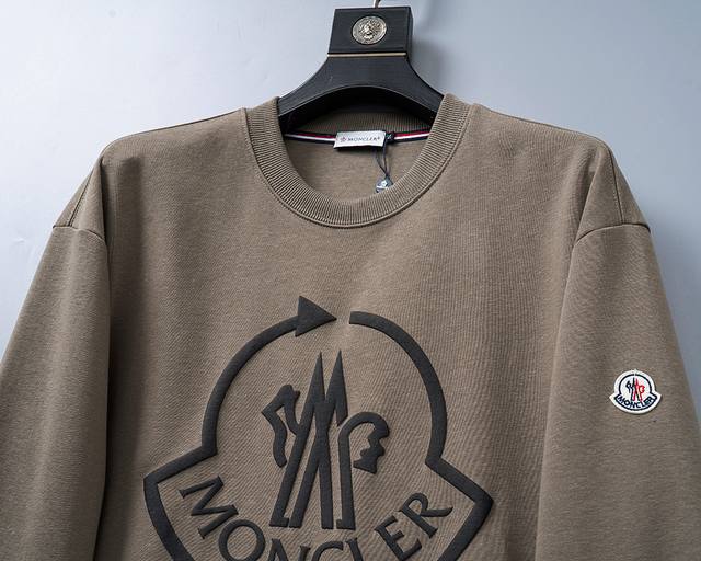 款号：A608# 2025年秋冬新款套头卫衣，官网同步 420克重双面棉 款式时尚大气 做工严谨 走线工整 上身效果好 现货M-3Xl 卡其