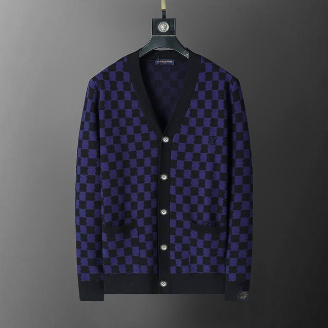 款号：A414# 冬季新款开衫毛衣 经典Lv格子提花，款式 时尚 高端 大气，加厚舒适保暖，码数M-3Xl 宝蓝色