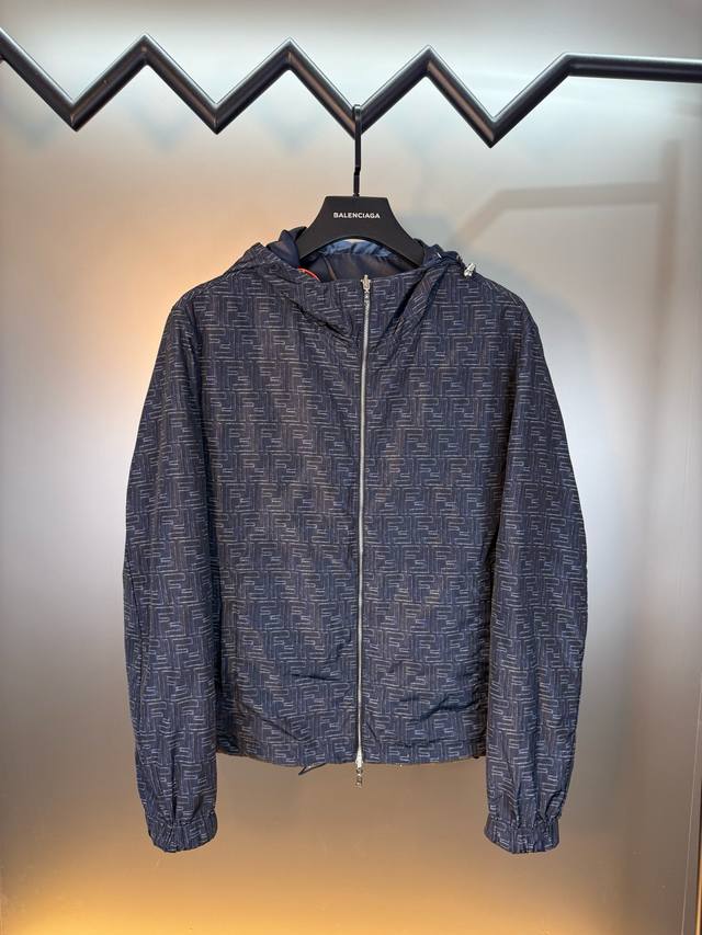 对标专柜★过验版本★Fendi芬迪双 Ffss25新款双面连帽夹克外套 官网同步在售款 定制智感塑型锦纶风衣料 质感卓越 舒适贴肤 以深邃的藏蓝来底色 一衣两境