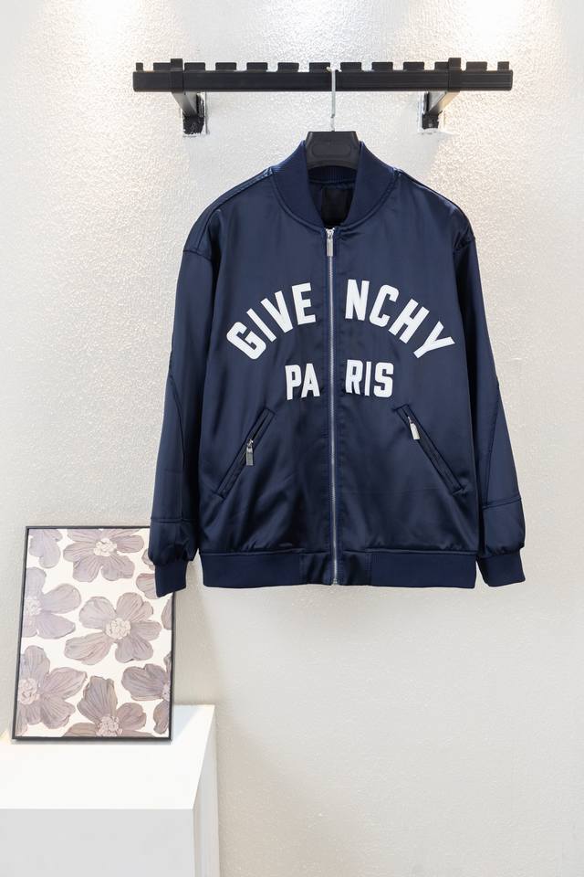 pg 款号K6180 纪梵希棒球服 25Ss走秀款厚度适中 高密度重工刺绣 堪称王炸单品 真的谁上身谁好看 ！ 罗纹采用全棉纱线定染定织而成，粗纱横机编织而成，