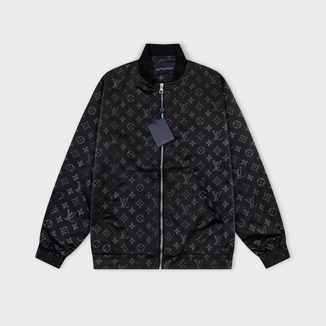 Mi Lv 驴家 2025年秋冬新款风衣夹克外套，官网同步 ，老花印花 款式时尚大气 做工严谨 走线工整 上身效果好 原版定做五金拉链 码数：M-3Xl 颜色：