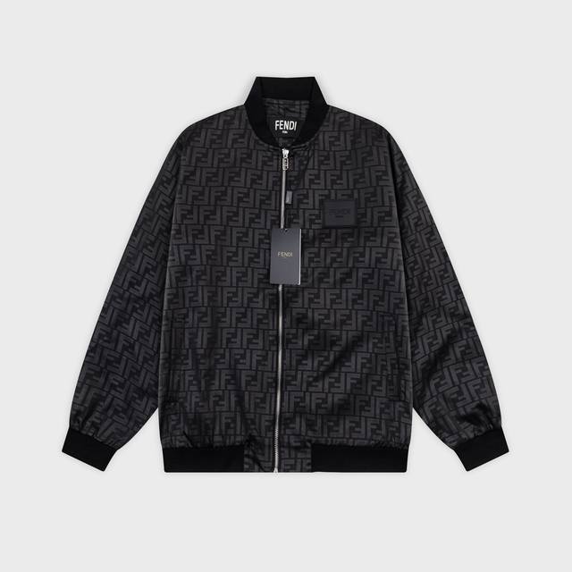 Mi Fendi 芬迪 2025年秋冬新款风衣夹克外套，官网同步 ，老花印花 款式时尚大气 做工严谨 走线工整 上身效果好 原版定做五金拉链 码数：M-3Xl