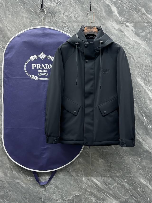 Qian 羽-65 prada 普拉达# 25秋冬时尚连帽夹克羽绒 内冲100G-90白鸭绒，轻薄有型，上身不臃肿，颇具意大利典型风格的时装，贸易公司渠道臻品