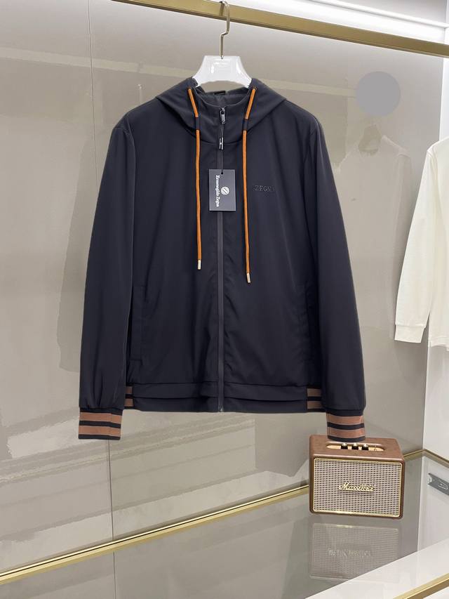 杰尼亚 2025秋季新款夹克外套，秀场新品品相非常完美，舒适保暖，三标齐全色泽饱满诱人，非常出彩的设计，轻松将时髦感进阶，做工极为考究严谨，走线工整细致！大牌设