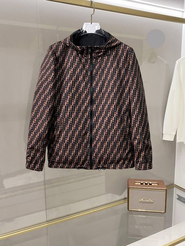 芬迪 双面穿，2025秋季新款夹克外套，秀场新品品相非常完美，舒适保暖，三标齐全色泽饱满诱人，非常出彩的设计，轻松将时髦感进阶，做工极为考究严谨，走线工整细致！