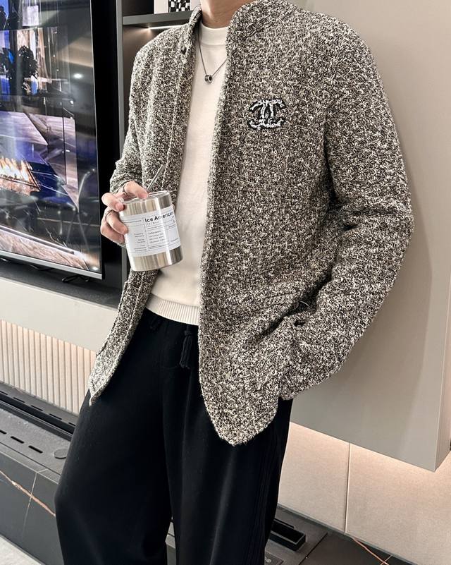 Chanel 爆款 2025秋冬 高级定制 都市风十足 加厚款开衫毛衣。 采用进口羊毛混纺面料 柔软细腻 男人的衣柜都少不了基础款，随时随地都可以拿来搭配各种服