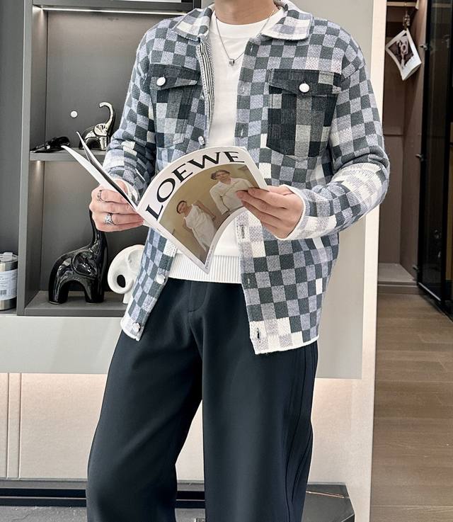 Lv 爆款 2025秋冬 高级定制 都市风十足 加厚款开衫毛衣。 采用进口羊毛混纺面料 柔软细腻 男人的衣柜都少不了基础款，随时随地都可以拿来搭配各种服饰 满足