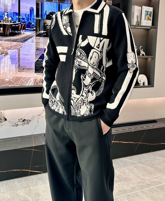 爱仕 爆款 2025秋冬 高级定制 都市风十足 加厚款开衫毛衣。 采用进口羊毛混纺面料 柔软细腻 男人的衣柜都少不了基础款，随时随地都可以拿来搭配各种服饰 满足