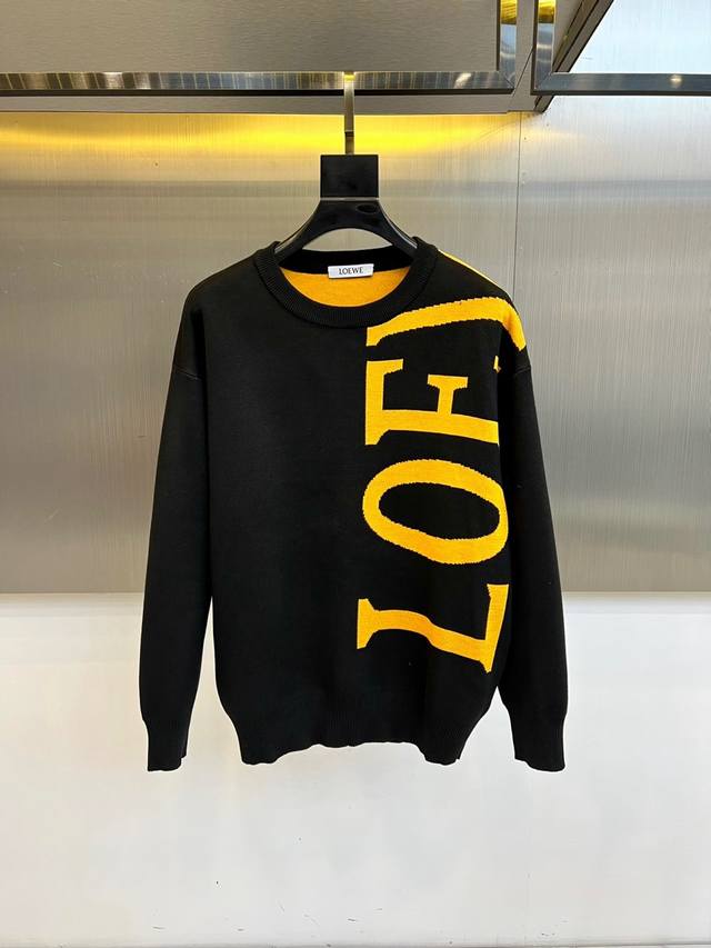 Lowe罗意威、2025秋冬新品针织衫，以深邃墨绿色基调诠释复古与现代的融合。标志性圆领设计简洁利落，舒适贴合颈部。宽松版型延续品牌一贯的松弛美学，赋予穿着者慵