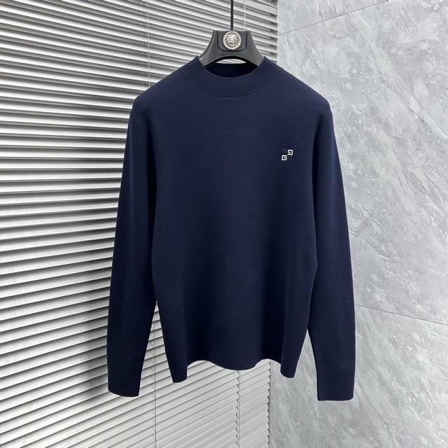 纪梵‘’英伦雅痞绅士老钱们强烈推荐 经典圆领绵羊毛毛衣 经典刺绣低调奢华简约设计 保暖舒适 有型商务通勤作为内搭很有亮点 合体的剪裁，客供绵羊毛面料，秋冬厚度适