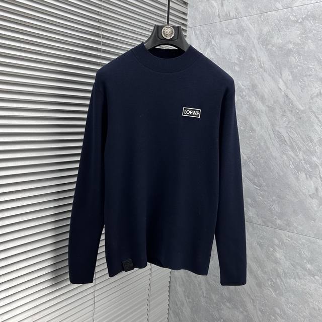 罗意‘’英伦雅痞绅士老钱们强烈推荐 经典圆领绵羊毛毛衣 经典刺绣低调奢华简约设计 保暖舒适 有型商务通勤作为内搭很有亮点 合体的剪裁，客供绵羊毛面料，秋冬厚度适