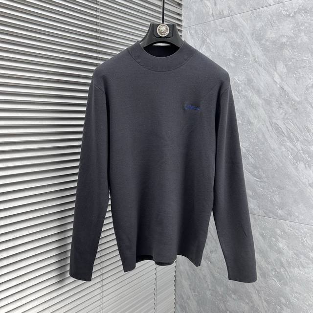 Mg 英伦雅痞绅士老钱们强烈推荐 经典圆领绵羊毛毛衣 经典刺绣低调奢华简约设计 保暖舒适 有型商务通勤作为内搭很有亮点 合体的剪裁，客供绵羊毛面料，秋冬厚度适中