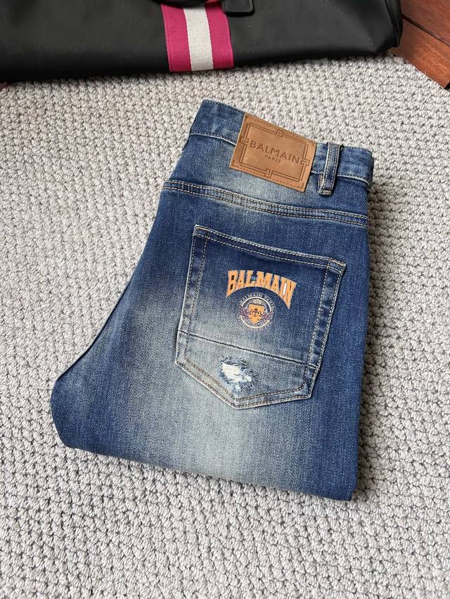 Bl 2025秋冬新款官网同步发售，2025秋冬新品男士休闲牛仔裤，原单品质，定制原版牛仔面料，Logo图案设计，身原版五金辅料装饰，立体清晰，C超级潮流个性，