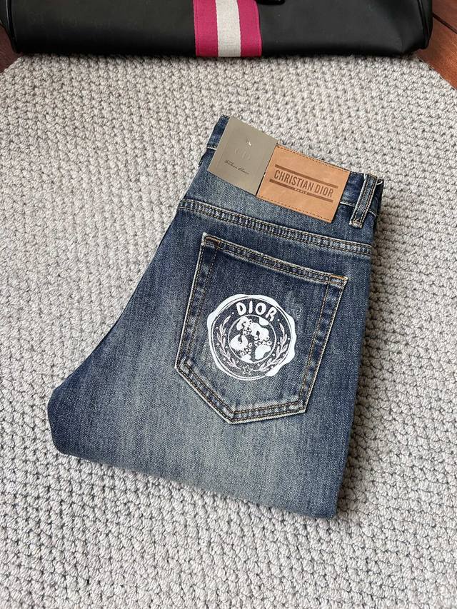 Dr 2025秋冬新款官网同步发售，2025秋冬新品男士休闲牛仔裤，原单品质，定制原版牛仔面料，Logo图案设计，身原版五金辅料装饰，立体清晰，C超级潮流个性，