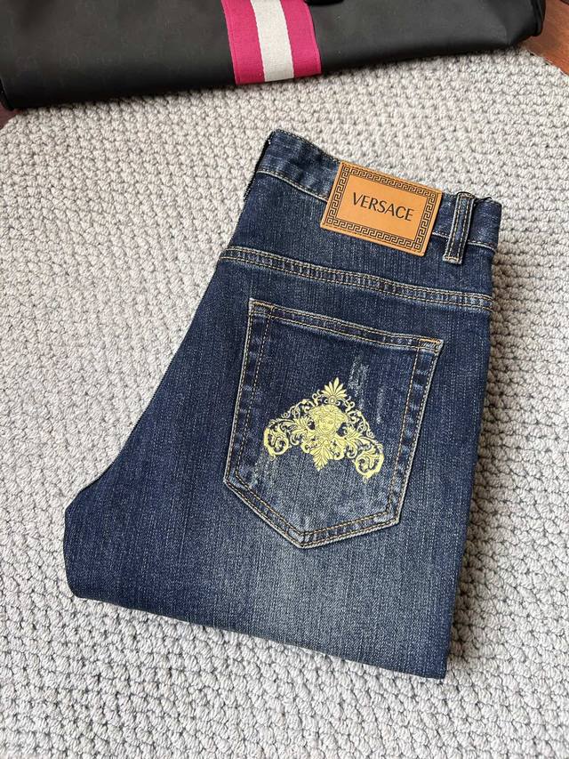 范思‘’2025秋冬新款官网同步发售，2025秋冬新品男士休闲牛仔裤，原单品质，定制原版牛仔面料，Logo图案设计，身原版五金辅料装饰，立体清晰，C超级潮流个性