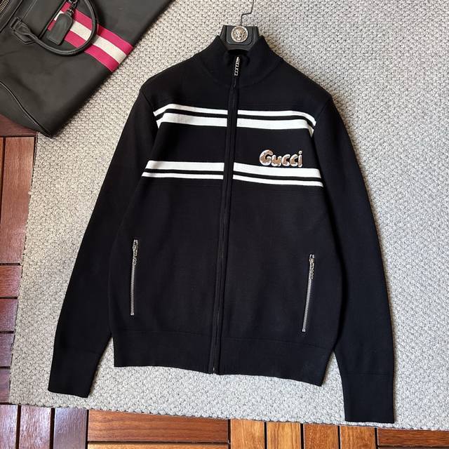 古奇 2025秋冬男士开衫外套 整衣定制定染含羊毛棉纱线，手感柔软质地亲肤，精细针织，上等品质大厂生产，手感无敌好，拿到手里就能感受出它的质感，所见即所得，随便