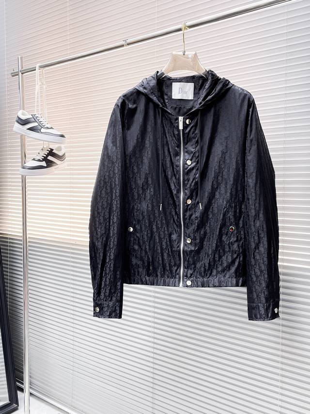 迪奥 官网同款，三标齐全，提前发售 2025Ss秋冬新款男士夹克外套， 原单三标齐全高端版本 专柜定制面料 透气舒适度高，细节无可挑剔，品牌元素设计理念，体现高