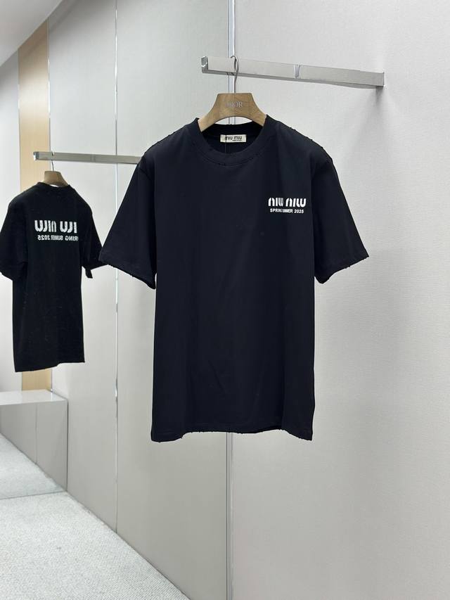 Miumiu 25Ss春夏新款首发专柜最新款短袖圆领T恤 高端订制 设计前卫时尚！品牌Logo重工艺设计 高端定制240克面料.手感柔软.穿着舒适.专柜级别精致