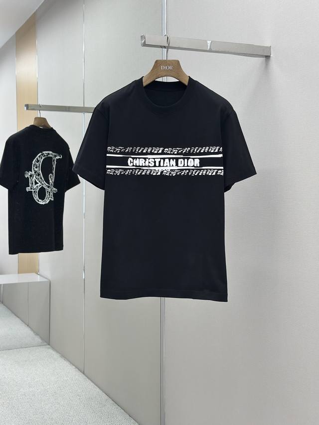 Dr 25Ss春夏新款首发专柜最新款短袖圆领T恤 高端订制 设计前卫时尚！品牌Logo重工艺设计 高端定制240克面料.手感柔软.穿着舒适.专柜级别精致车线.做