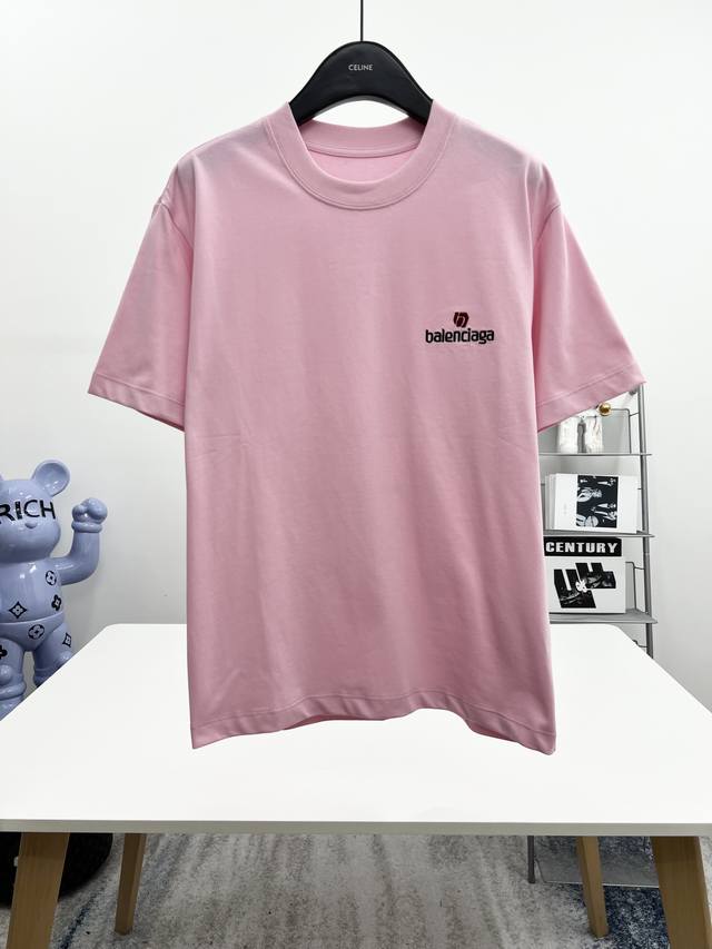 Balenciaga 三标齐全。 2025夏季新款最新品短袖T恤，专柜同步有售，原单狠货，时尚进口原版科技面料，上身舒适透气，原版定制五金辅料，上身帅气有型，三