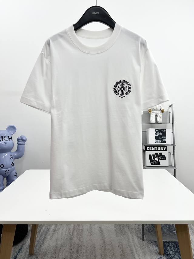 Ch 三标齐全。 2025夏季新款最新品短袖T恤，专柜同步有售，原单狠货，时尚进口原版科技面料，上身舒适透气，原版定制五金辅料，上身帅气有型，三标齐全，推荐款，