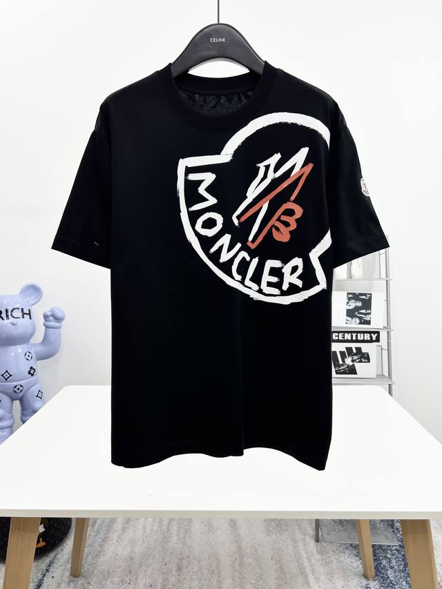 Moncler 三标齐全。 2025夏季新款最新品短袖T恤，专柜同步有售，原单狠货，时尚进口原版科技面料，上身舒适透气，原版定制五金辅料，上身帅气有型，三标齐全