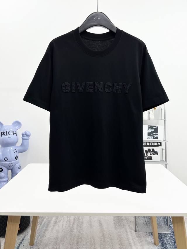 Gvc 三标齐全。 2025夏季新款最新品短袖T恤，专柜同步有售，原单狠货，时尚进口原版科技面料，上身舒适透气，原版定制五金辅料，上身帅气有型，三标齐全，推荐款