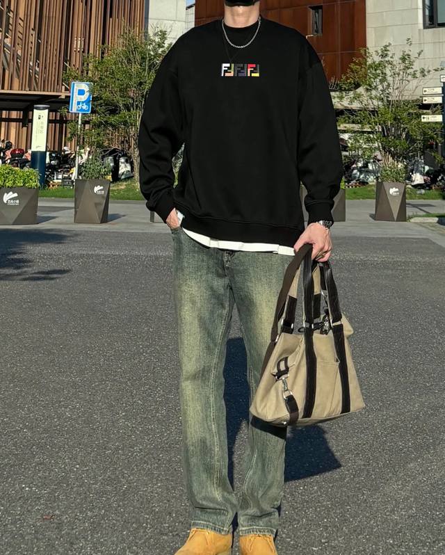 F8078 Fendi 芬迪 2025Ss秋冬季欧洲专柜新款 顶级原单时尚休闲长袖印花T恤卫衣。 -面料：420G双股大毛圈卫衣，配套460G纯棉罗纹 原版面料