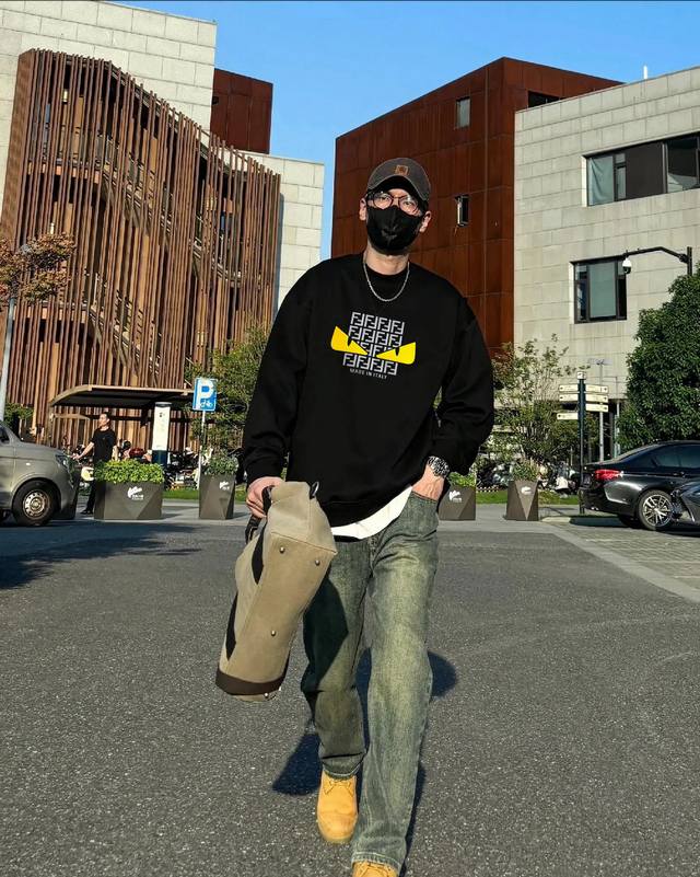 F8077 Fendi 芬迪 2025Ss秋冬季欧洲专柜新款 顶级原单时尚休闲长袖印花T恤卫衣。 -面料：420G双股大毛圈卫衣，配套460G纯棉罗纹 原版面料