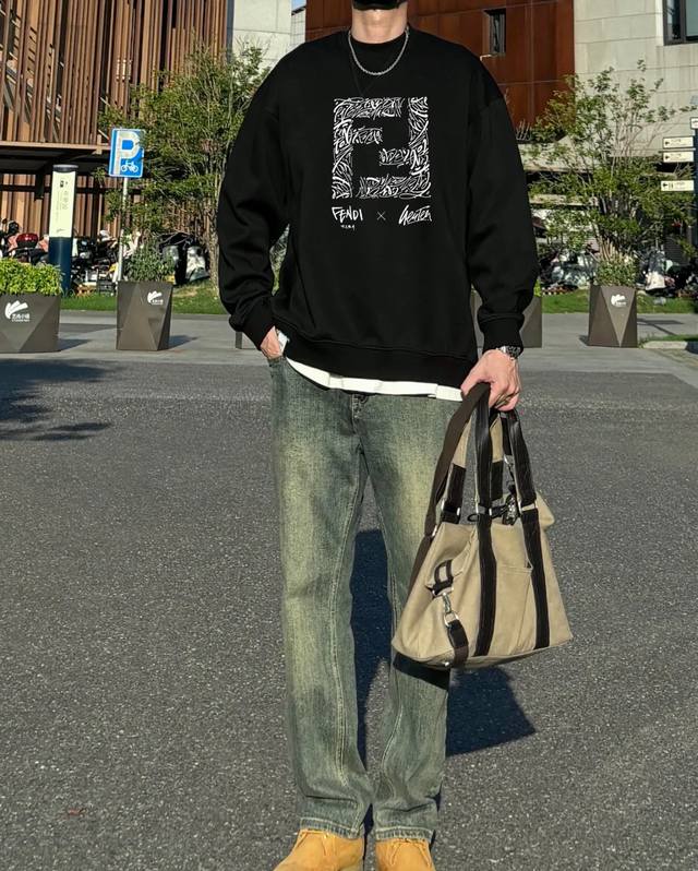 F8076 Fendi 芬迪 2025Ss秋冬季欧洲专柜新款 顶级原单时尚休闲长袖印花T恤卫衣。 -面料：420G双股大毛圈卫衣，配套460G纯棉罗纹 原版面料