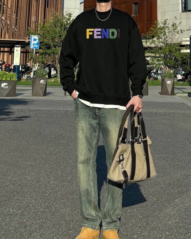 F8074 Fendi 芬迪 2025Ss秋冬季欧洲专柜新款 顶级原单时尚休闲长袖印花T恤卫衣。 -面料：420G双股大毛圈卫衣，配套460G纯棉罗纹 原版面料