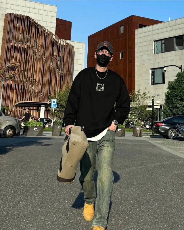 F8072 Fendi 芬迪 2025Ss秋冬季欧洲专柜新款 顶级原单时尚休闲长袖印花T恤卫衣。 -面料：420G双股大毛圈卫衣，配套460G纯棉罗纹 原版面料