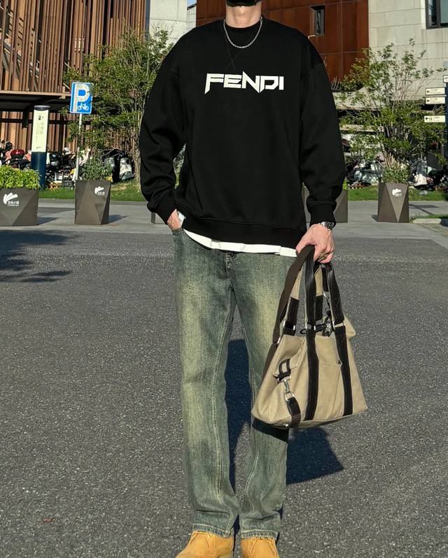 F8071 Fendi 芬迪 2025Ss秋冬季欧洲专柜新款 顶级原单时尚休闲长袖印花T恤卫衣。 -面料：420G双股大毛圈卫衣，配套460G纯棉罗纹 原版面料
