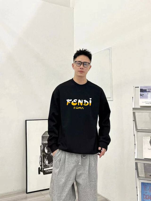 F8065 Fendi 芬迪 2025Ss秋冬季欧洲专柜新款 顶级原单时尚休闲长袖印花T恤卫衣。 -面料：420G双股大毛圈卫衣，配套460G纯棉罗纹 原版面料