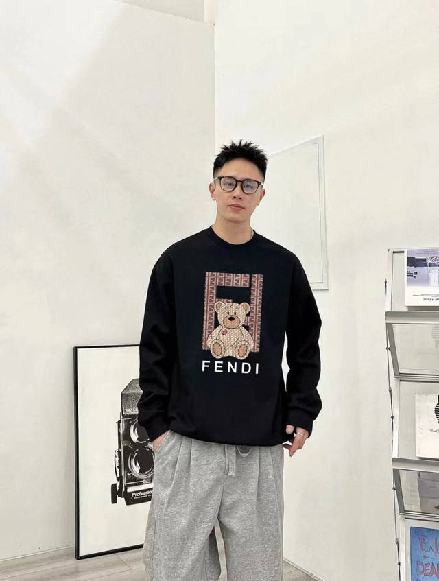 F8058 Fendi 芬迪 2025Ss秋冬季欧洲专柜新款 顶级原单时尚休闲长袖印花T恤卫衣。 -面料：420G双股大毛圈卫衣，配套460G纯棉罗纹 原版面料