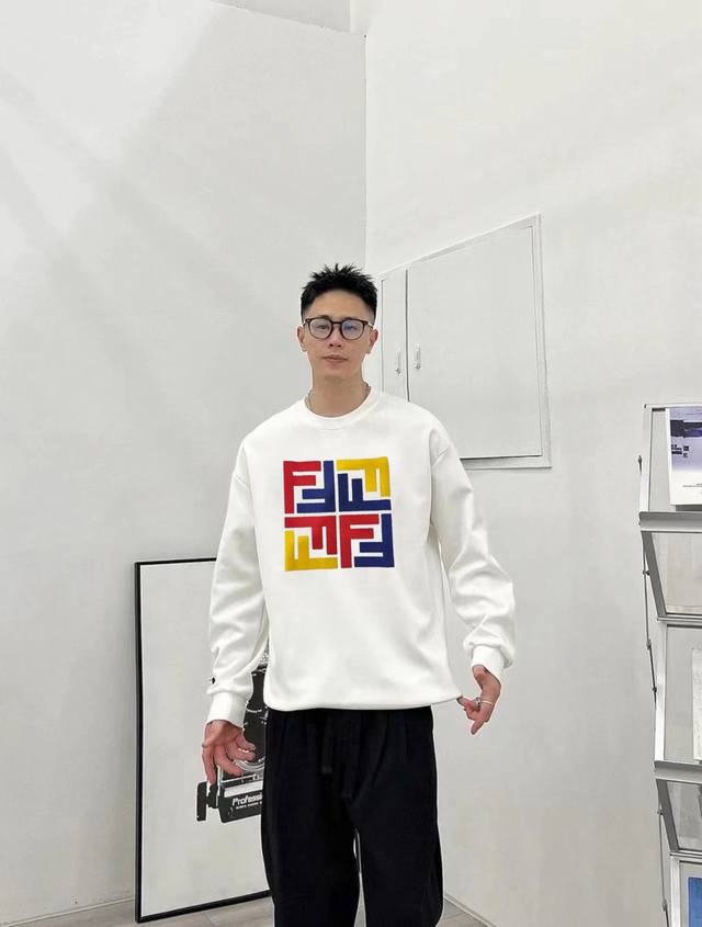 F8055 Fendi 芬迪 2025Ss秋冬季欧洲专柜新款 顶级原单时尚休闲长袖印花T恤卫衣。 -面料：420G双股大毛圈卫衣，配套460G纯棉罗纹 原版面料