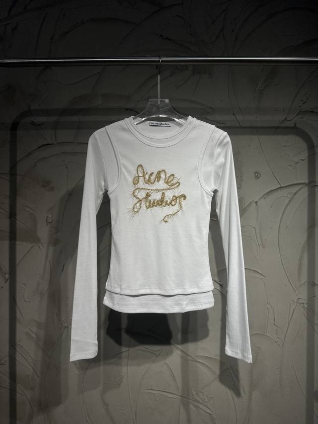 Acne Studios新款假两件Acne假两件高级感又玩出新高度26Ss早春款找到它了！！！Acne新款圣诞 适配度100%亮晶晶的字母～ 经典的假两件版型背