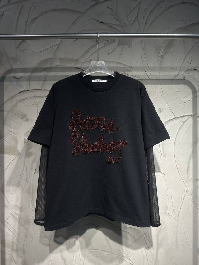 Acne Studios新款假两件Acne假两件高级感又玩出新高度26Ss早春款找到它了！！！Acne新款圣诞 适配度100%亮晶晶的字母～ 经典的假两件版型短