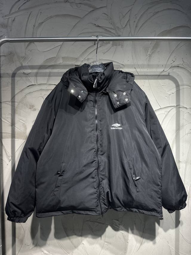Balenciaga新款巴黎世家Blcg巴黎25Fw新款Ski滑雪系列3B Sports Icon Ski字母刺绣羽绒服。定制字母Logo织带，两面都好穿,无论