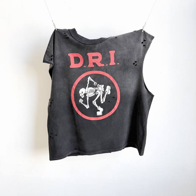 Cvt-11款 D.R.I.重金属乐队 “ Real punk ” 限定 重磅废土风做旧坎肩 反车领口+肩膀绷缝工艺+下摆天地针单缝线+阿苏特酵磨洗水+多位置刀