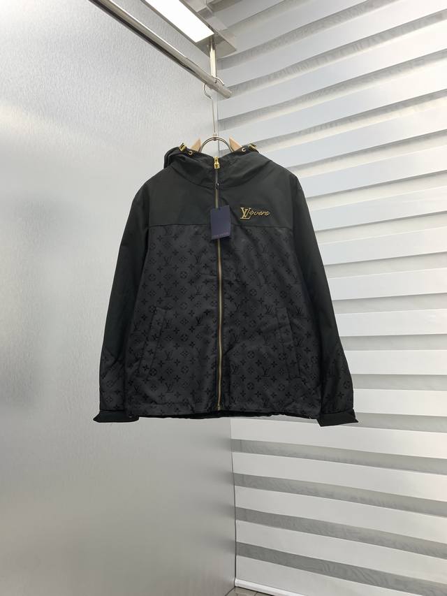Lv 2025Ss官网同款，三标齐全，提前发售 2025Ss秋冬新款男士夹克外套， 原单三标齐全高端版本 专柜定制面料 透气舒适度高，细节无可挑剔，品牌元素设计
