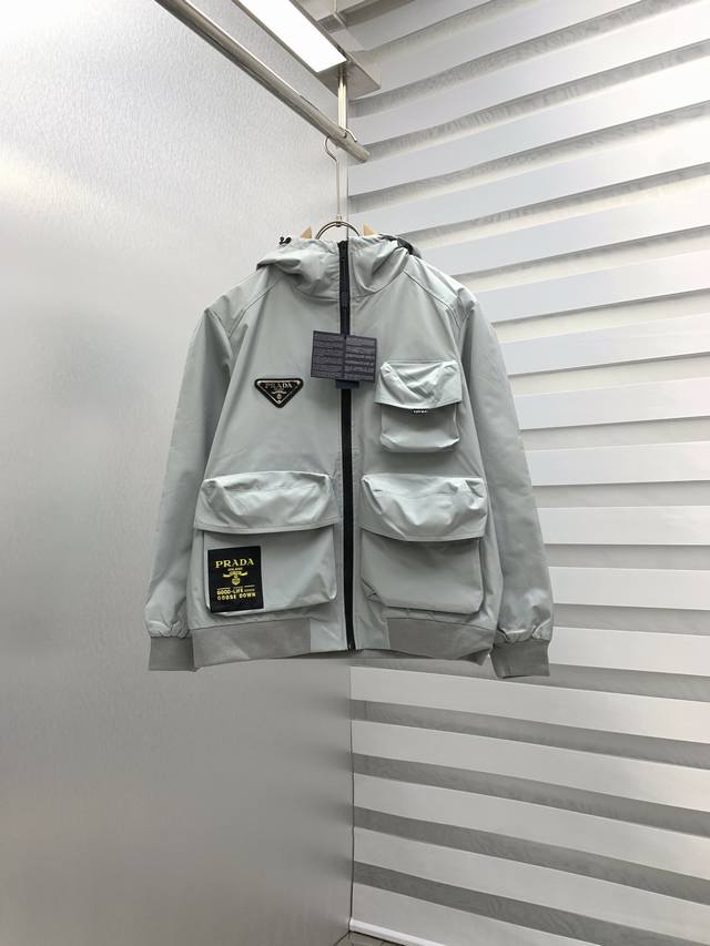 pra 2025Ss官网同款，三标齐全，提前发售 2025Ss秋冬新款男士夹克外套， 原单三标齐全高端版本 专柜定制面料 透气舒适度高，细节无可挑剔，品牌元素设