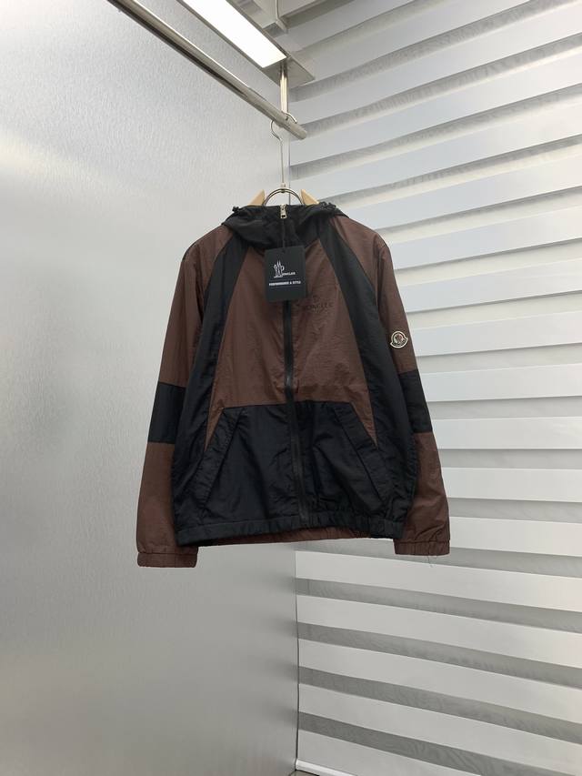 Mon 2025Ss官网同款，三标齐全，提前发售 2025Ss秋冬新款男士夹克外套， 原单三标齐全高端版本 专柜定制面料 透气舒适度高，细节无可挑剔，品牌元素设