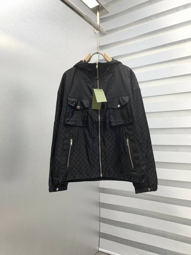 Gu 2025Ss官网同款，三标齐全，提前发售 2025Ss秋冬新款男士夹克外套， 原单三标齐全高端版本 专柜定制面料 透气舒适度高，细节无可挑剔，品牌元素设计